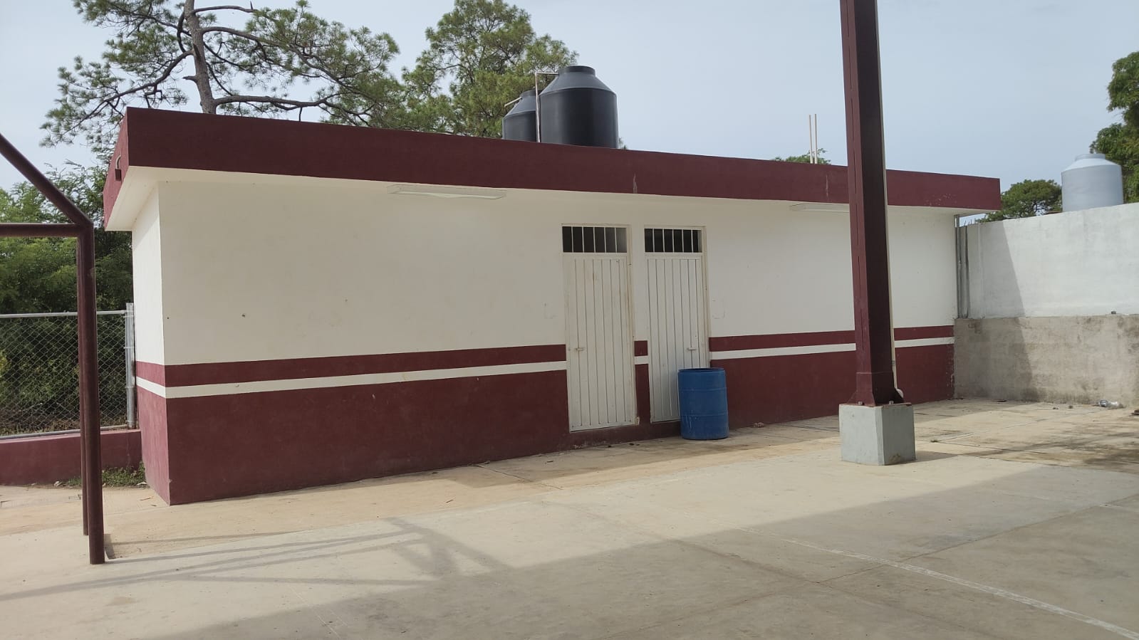 Construcción de sanitarios en Escuela Primaria Benito Juárez, obra 43 del Distrito 9