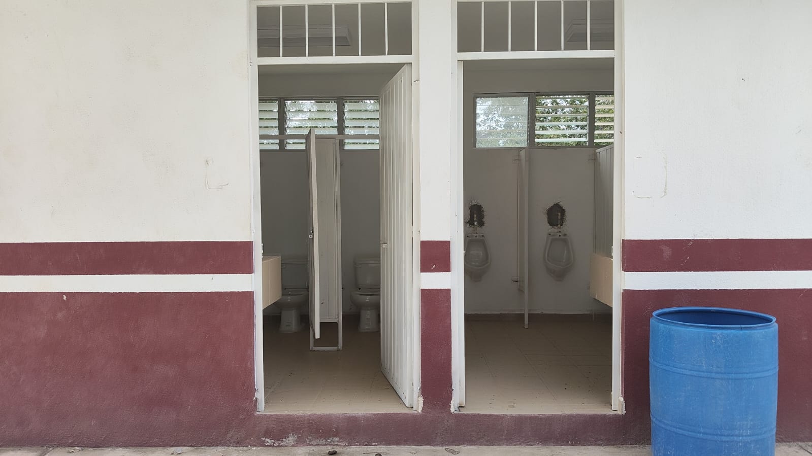 Construcción de sanitarios en Escuela Primaria Benito Juárez, obra 43 del Distrito 9