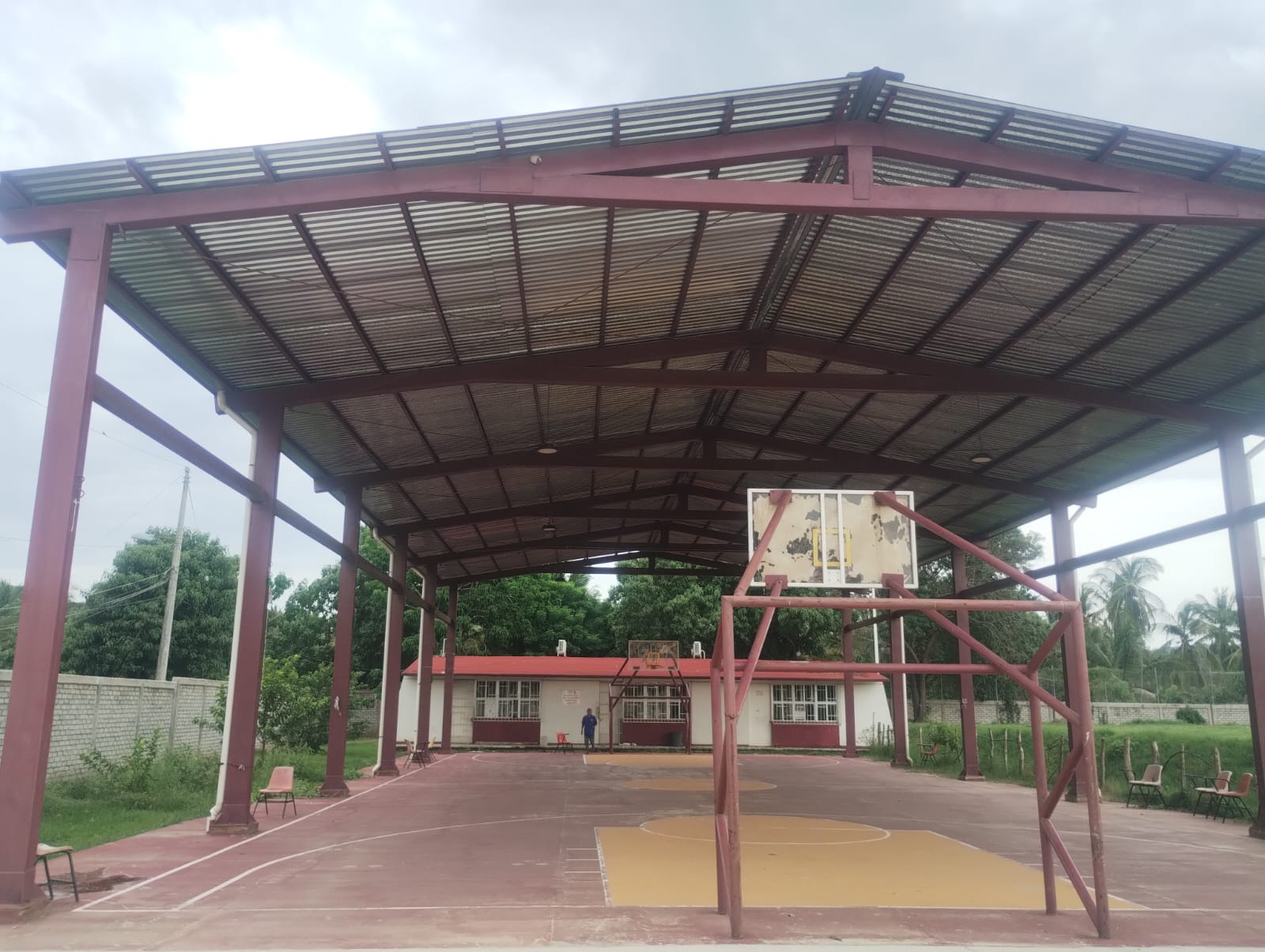 Construcción de cancha de usos múltiples techada en Escuela Preparatoria Claudio Castillo Peña, obra 48 del Distrito 9