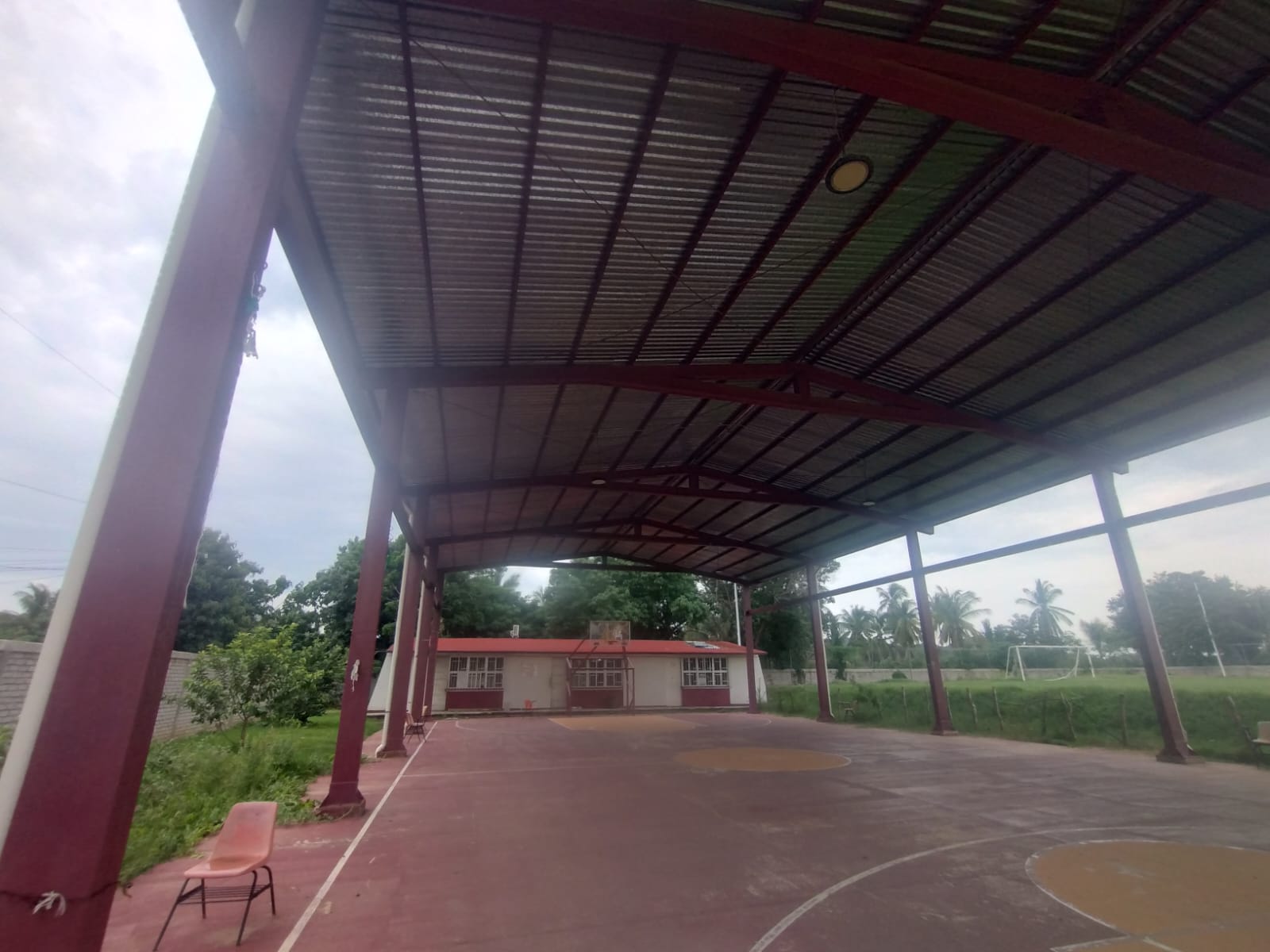 Construcción de cancha de usos múltiples techada en Escuela Preparatoria Claudio Castillo Peña