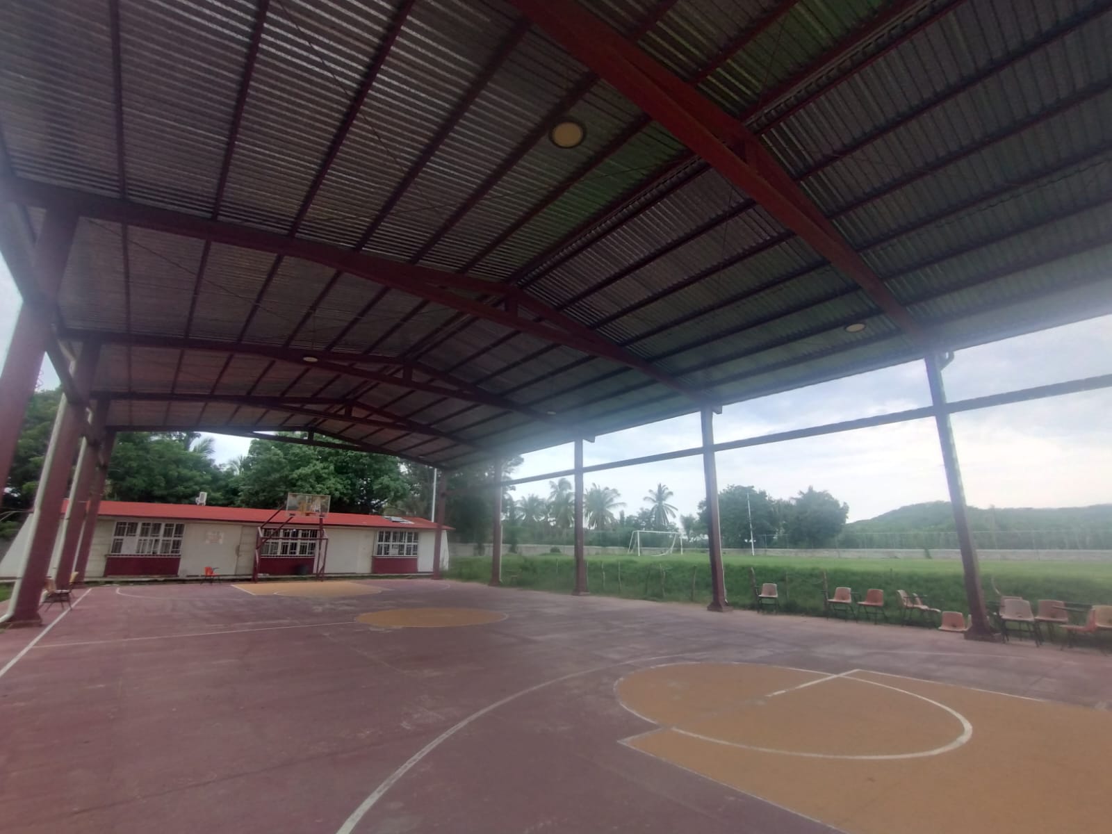 Construcción de cancha de usos múltiples techada en Escuela Preparatoria Claudio Castillo Peña