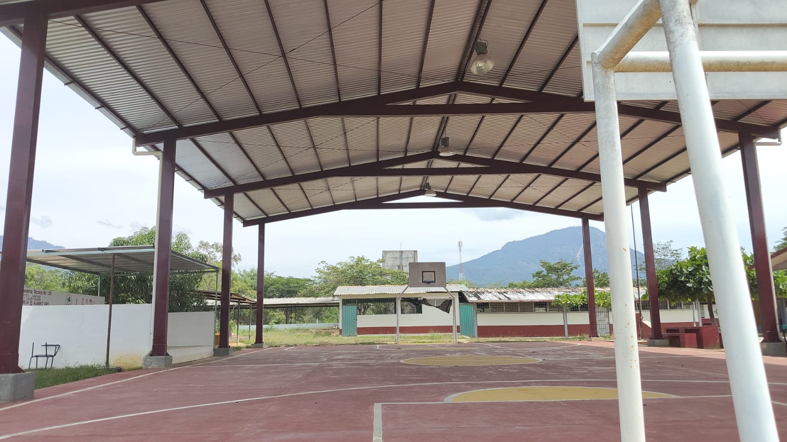 Construcción de techado en Escuela Secundaria Benito Juárez, obra 51 del Distrito 9