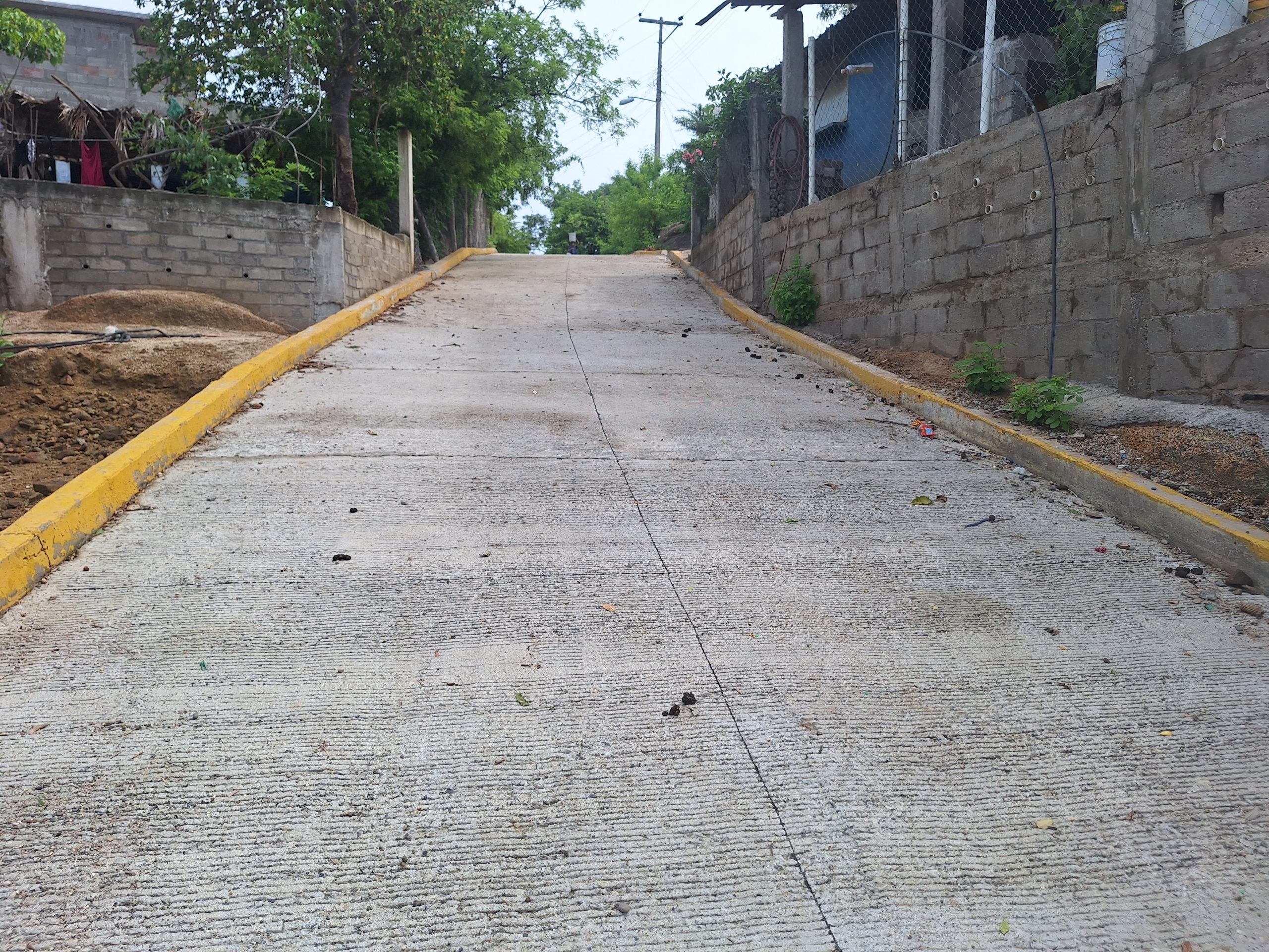 Pavimentación de calle sin nombre antes de llegar a la iglesia