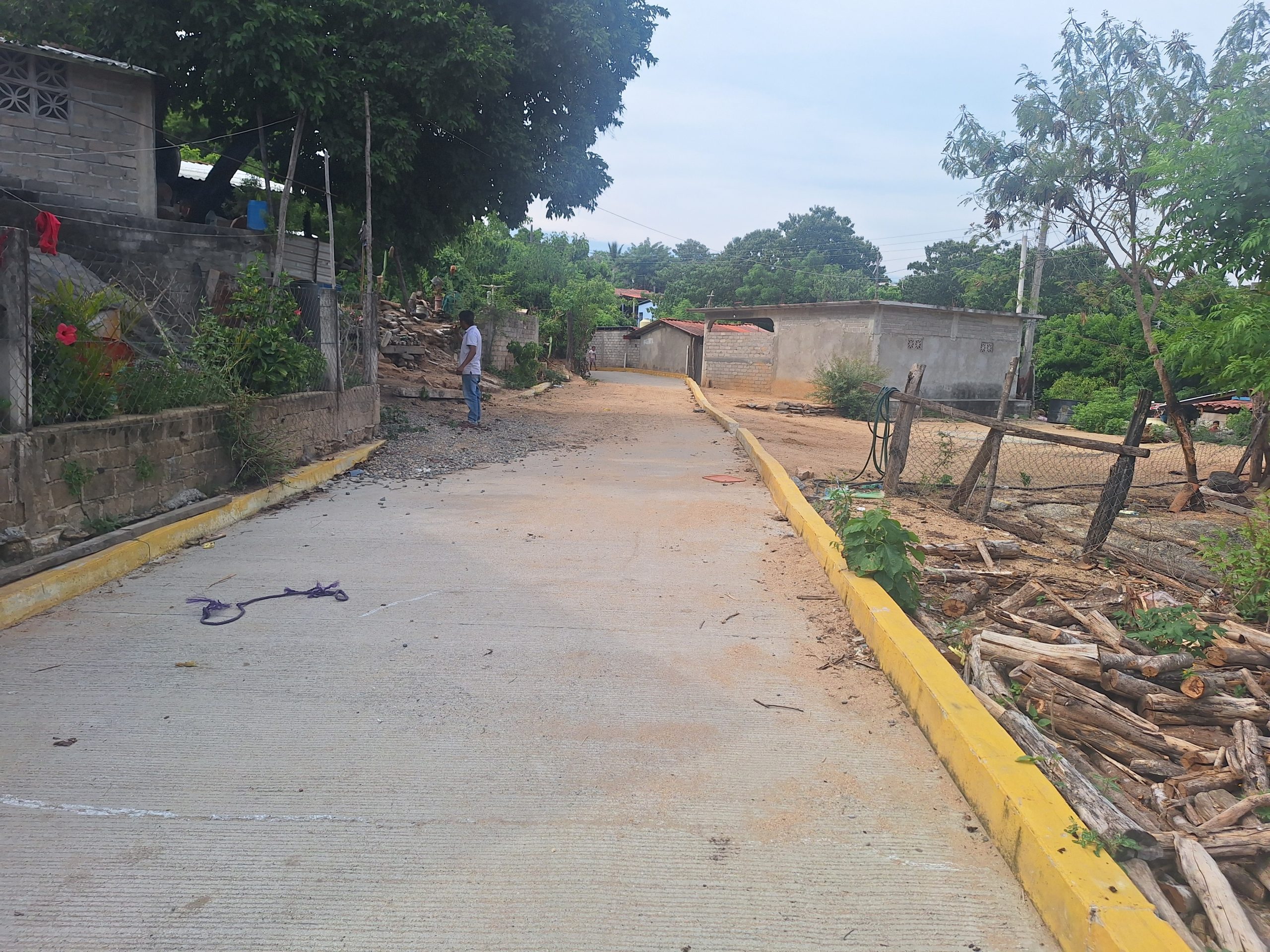 Pavimentación de calle principal en Garrapatas