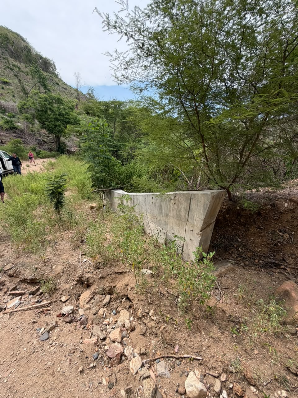 Construcción de muro de contención camino a Pochotlaxco